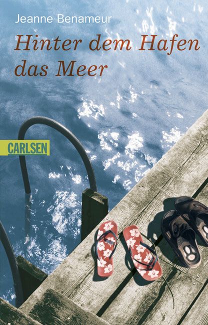 Hinter dem Hafen das Meer