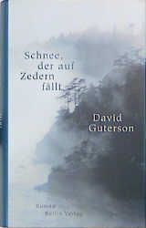Schnee, der auf Zedern fällt